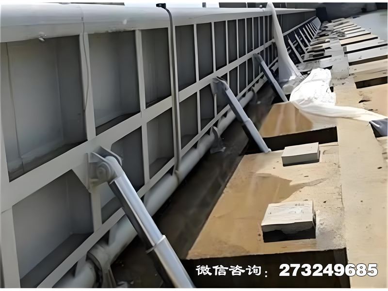 景观水幕液压坝用于城市景观河道与商业综合体，由园林工程公司、商业地产企业及水务局采用。通过液压调节坝体高度，形成动态水幕景观。钢制坝体耐长期浸泡，支持与投影、音乐系统联动，打造沉浸式水秀体验。景观水幕液压坝价格电话微信联系厂家。