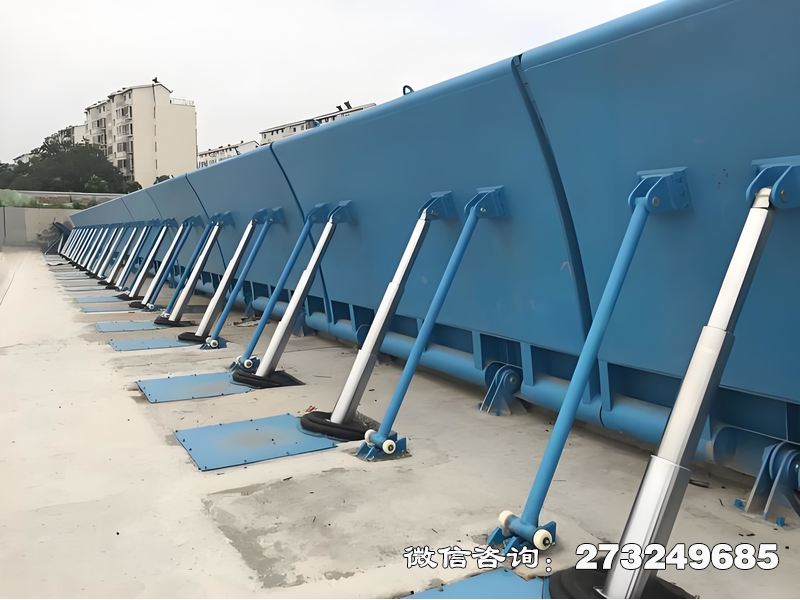 河道景观钢坝用于城市河道景观提升与防洪工程，由水务局、市政工程公司及园林部门采用。钢制坝体调节水位，支持大流量泄洪与生态补水。下游消力池设计保障行洪安全，可与亲水平台、栈道等设施结合，提升城市水环境品质。河道景观钢坝价格电话微信联系厂家。